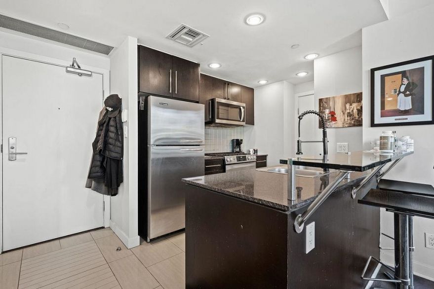806 633 Kinghorne Mews