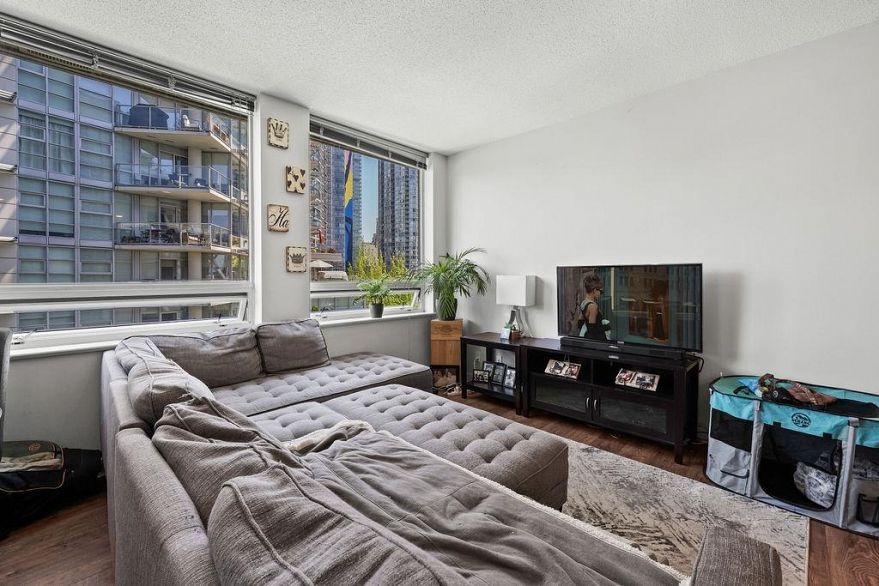 806 633 Kinghorne Mews
