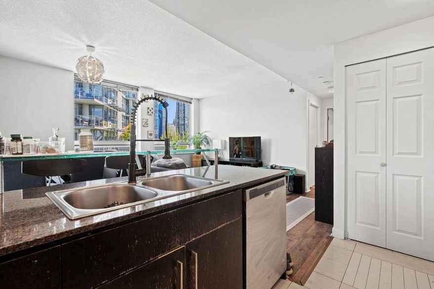 806 633 Kinghorne Mews