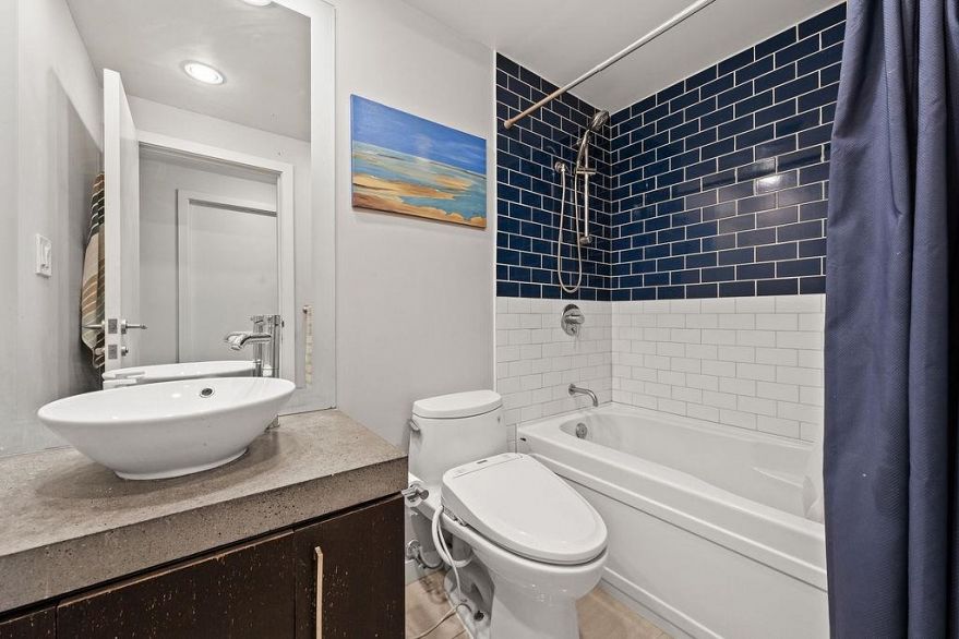 806 633 Kinghorne Mews