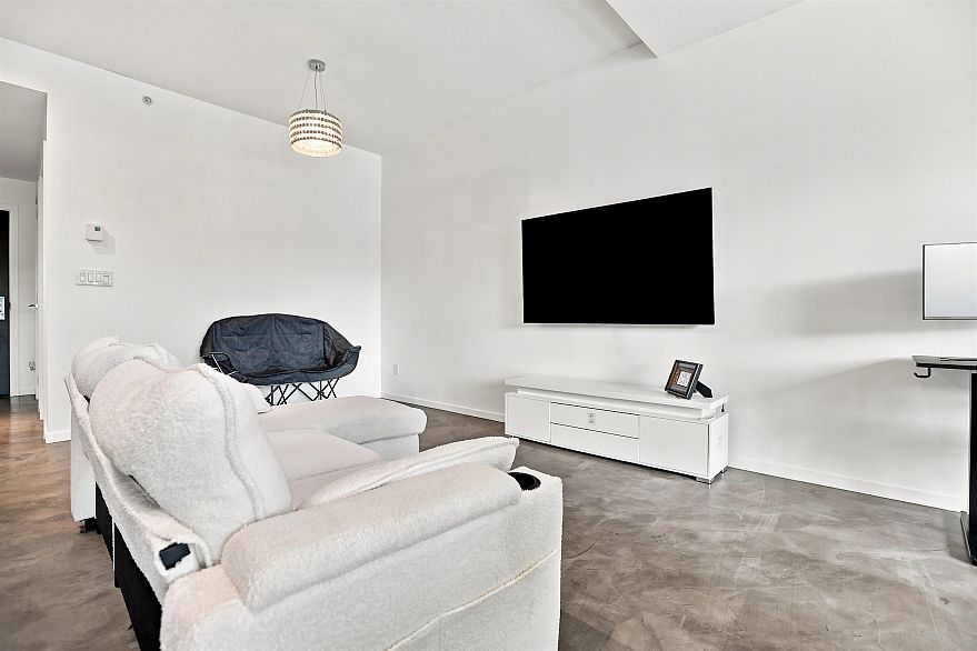 209 133 E 8th Avenue