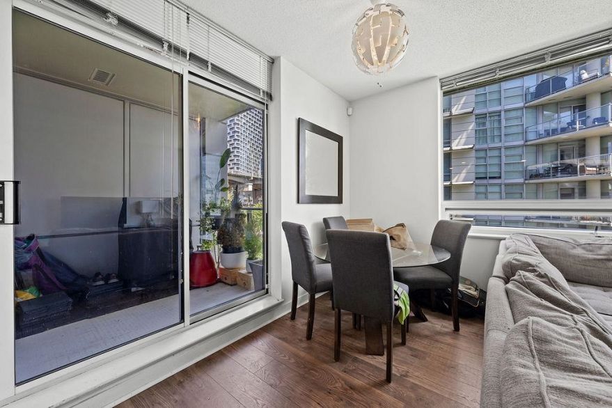 806 633 Kinghorne Mews
