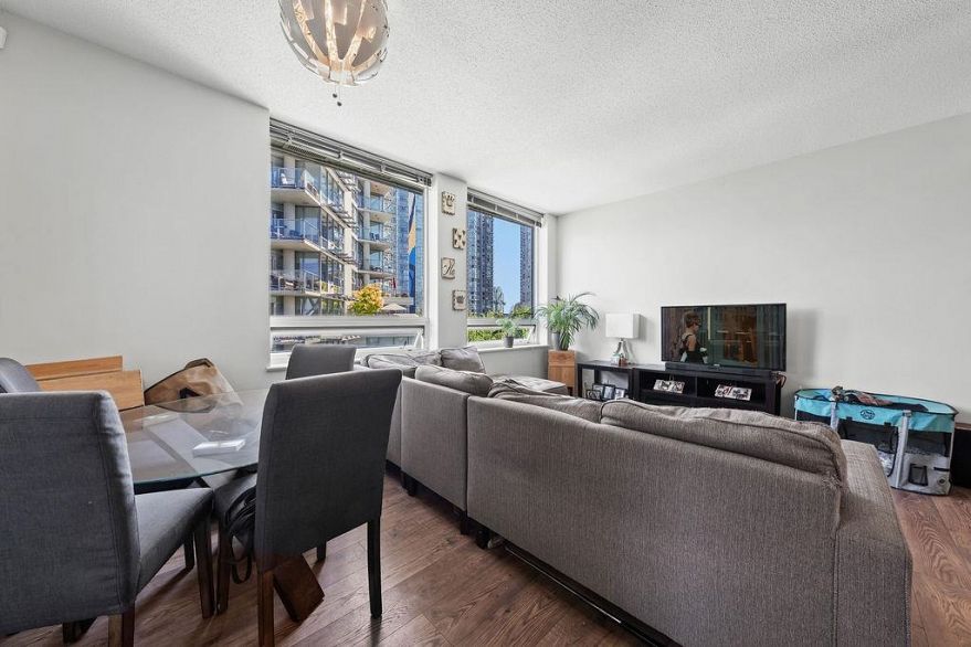 806 633 Kinghorne Mews