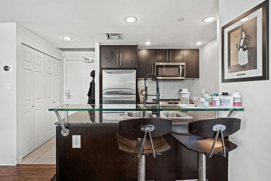 806 633 Kinghorne Mews