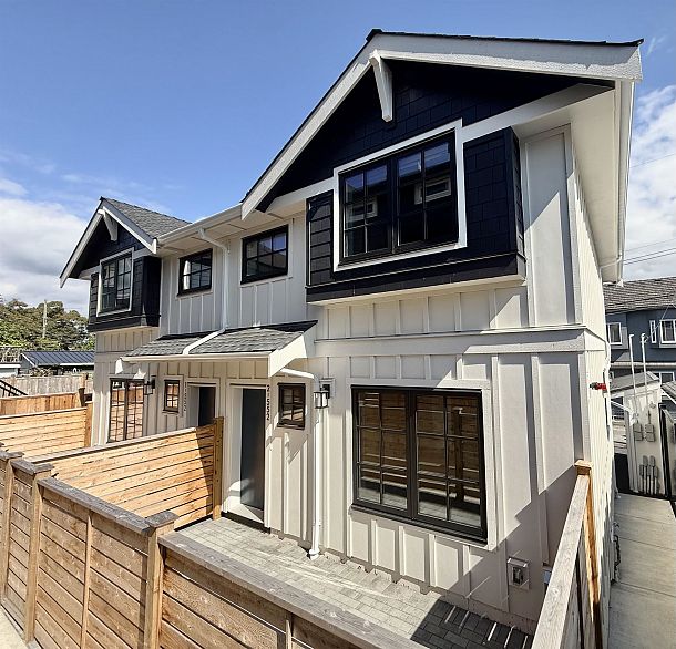 2 552 Kaslo Street