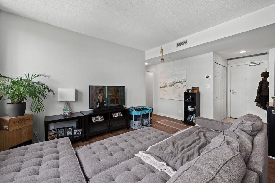 806 633 Kinghorne Mews