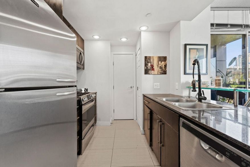 806 633 Kinghorne Mews