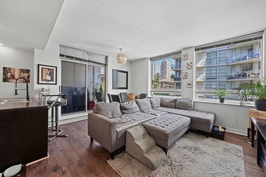 806 633 Kinghorne Mews