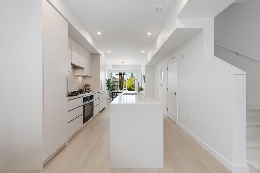 885 W 33rd Avenue