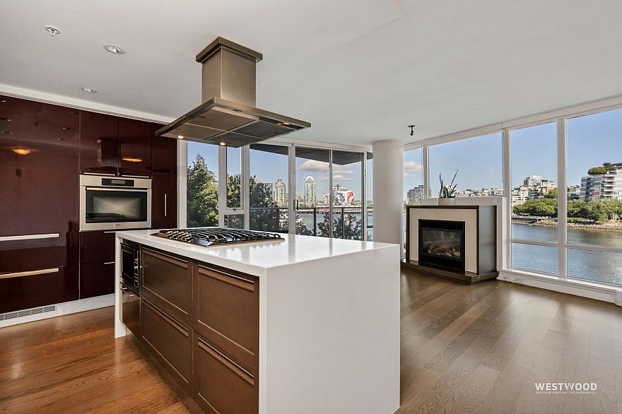 501 8 Smithe Mews