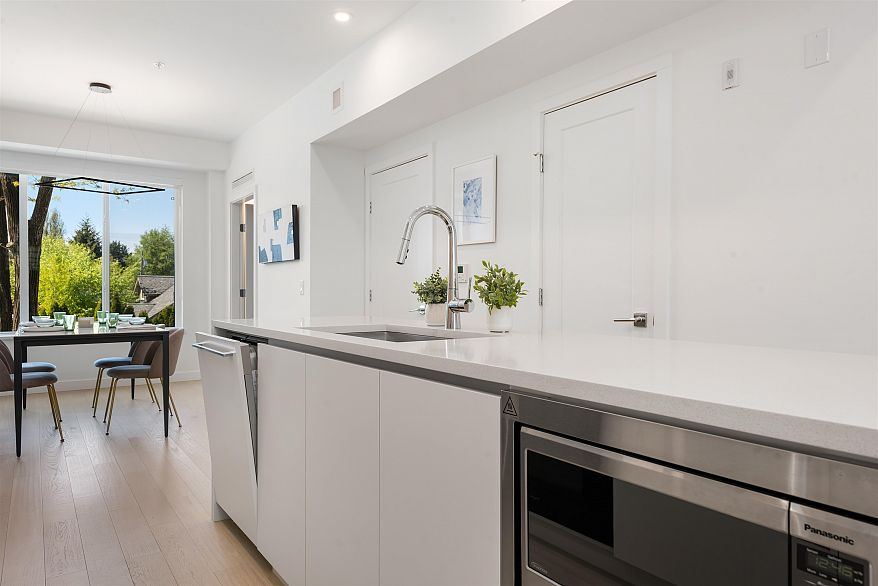 885 W 33rd Avenue