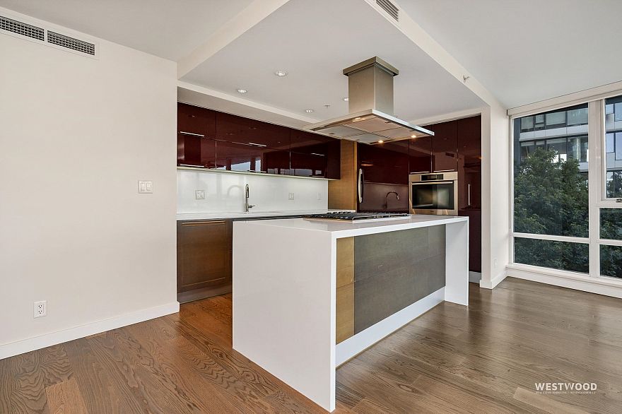 501 8 Smithe Mews