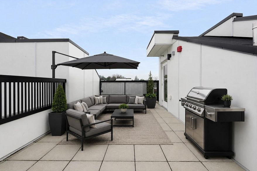 885 W 33rd Avenue