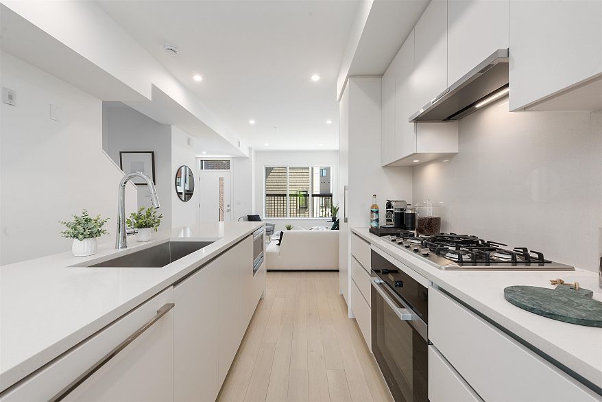 885 W 33rd Avenue