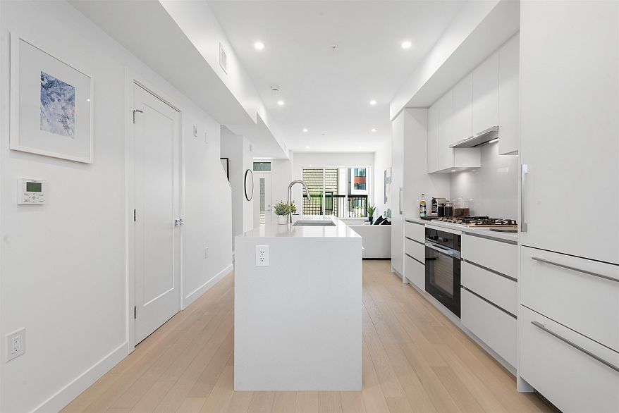 885 W 33rd Avenue