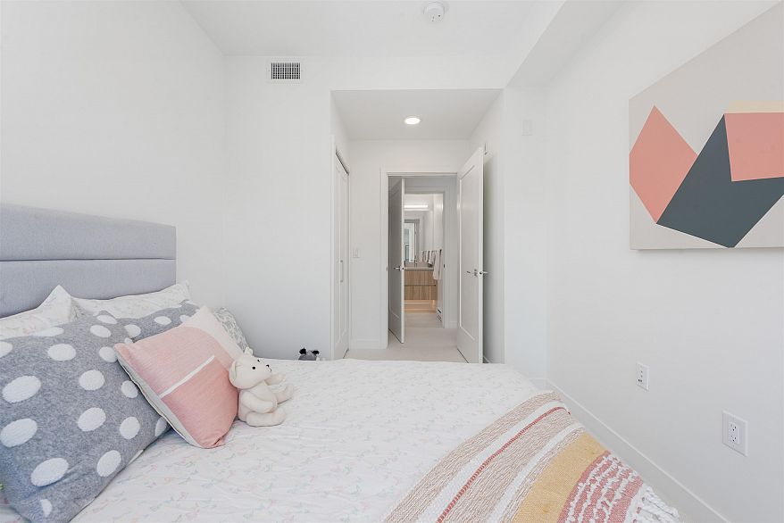 885 W 33rd Avenue