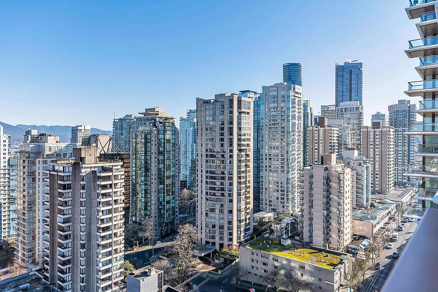 2204 1482 Robson Street
