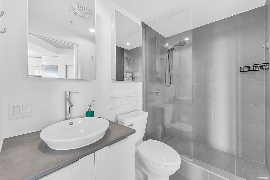 1806 128 W Cordova Street