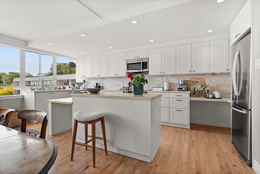 825 1445 Marpole Avenue