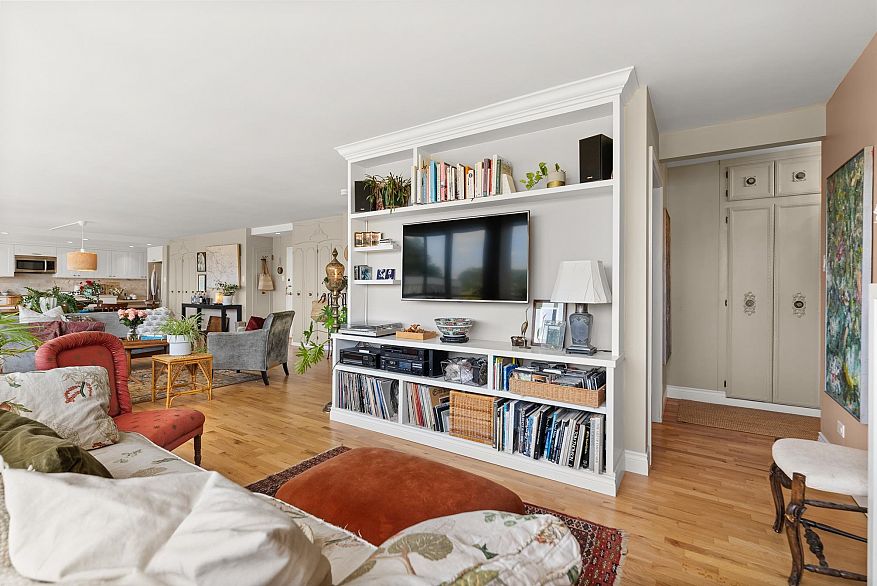825 1445 Marpole Avenue