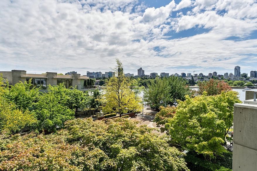 306 1383 Marinaside Crescent