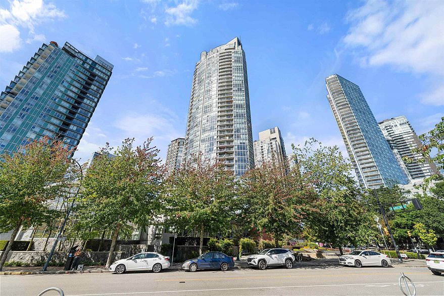 2002 1408 Strathmore Mews