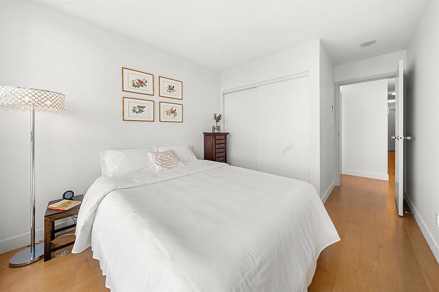 2002 1408 Strathmore Mews