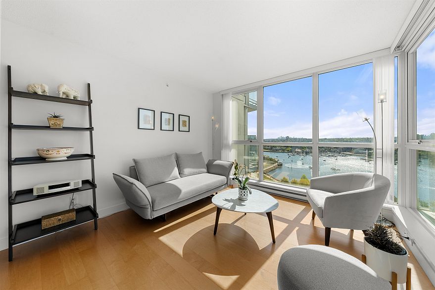2002 1408 Strathmore Mews