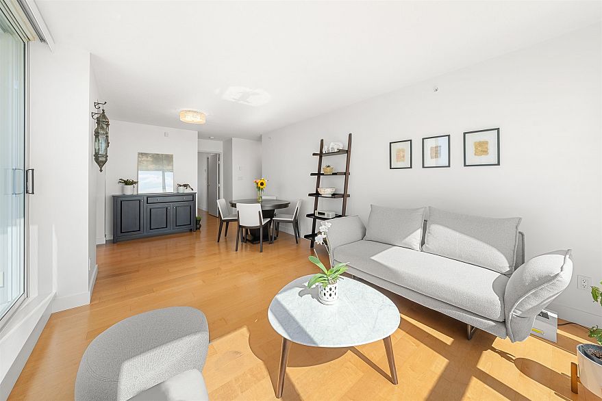 2002 1408 Strathmore Mews