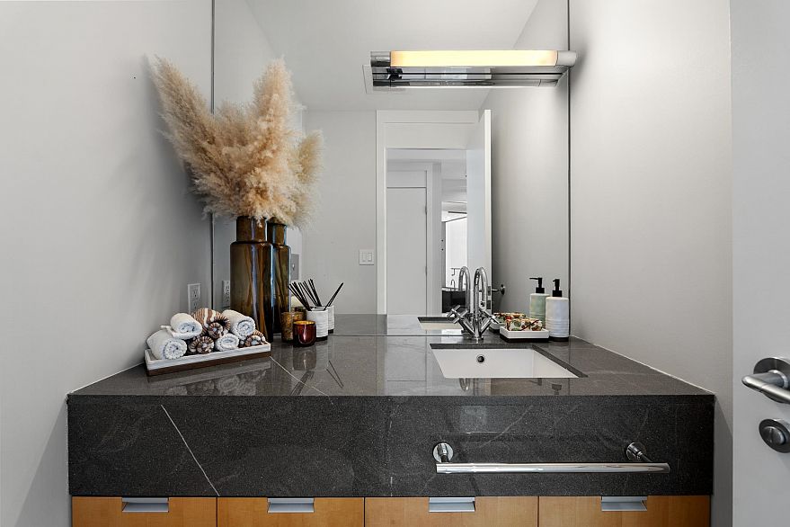 2605 1077 W Cordova Street
