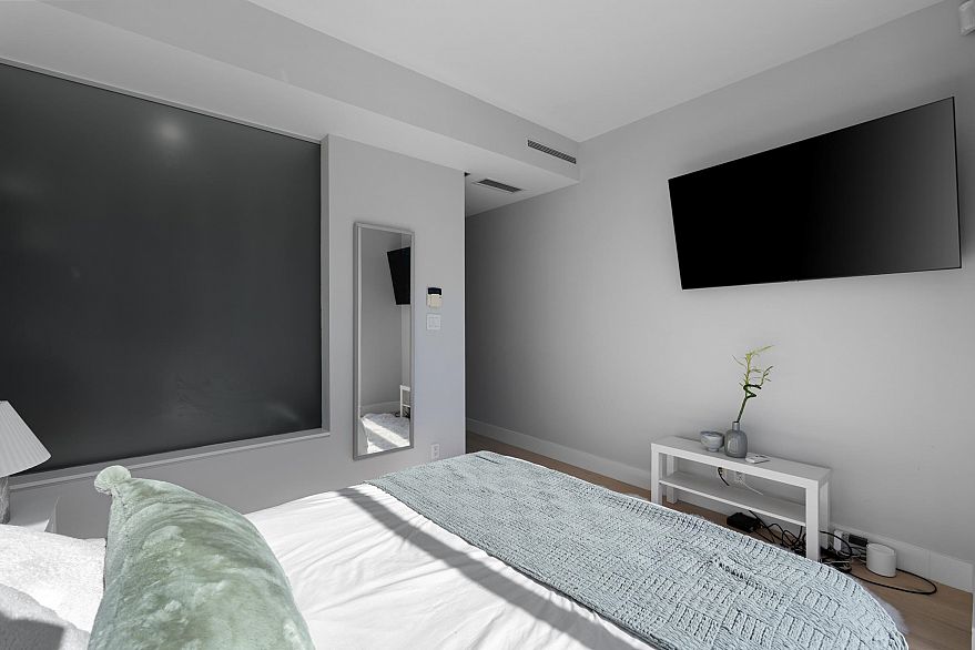 2605 1077 W Cordova Street