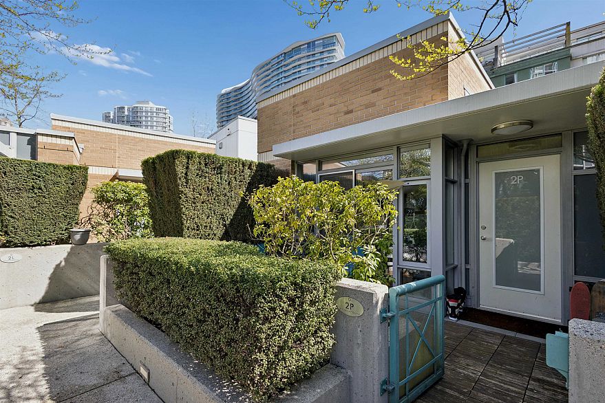 2P 1033 Marinaside Crescent