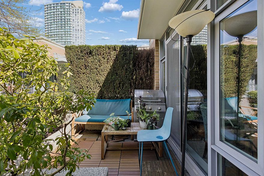 2P 1033 Marinaside Crescent