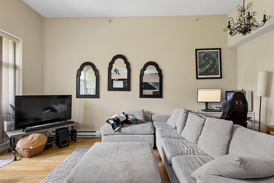 2P 1033 Marinaside Crescent
