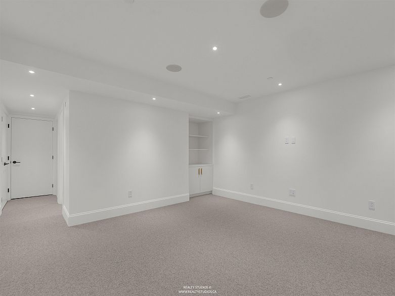 2 4088 Maple Crescent