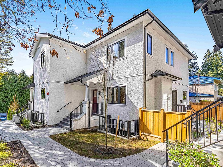 2 4088 Maple Crescent