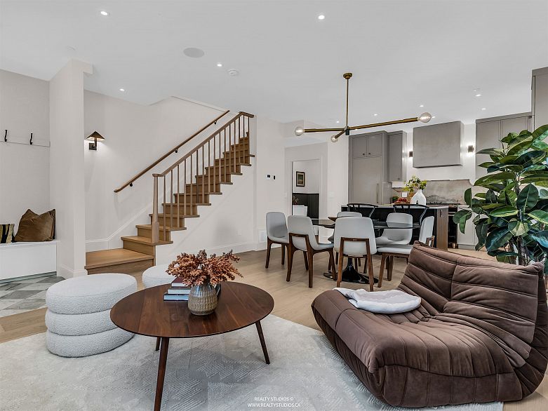 2 4088 Maple Crescent
