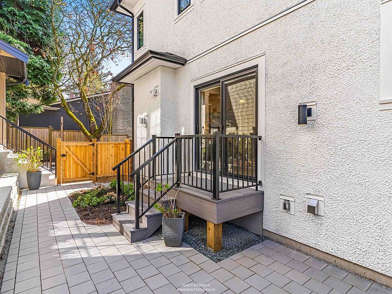 2 4088 Maple Crescent