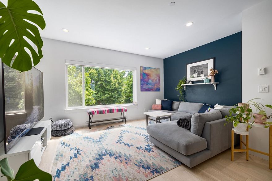 109 453 E 16th Avenue