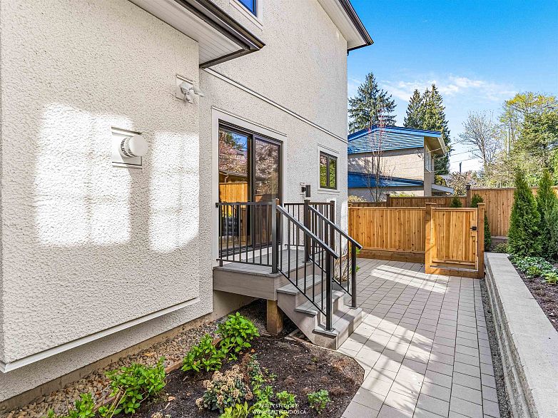 2 4088 Maple Crescent