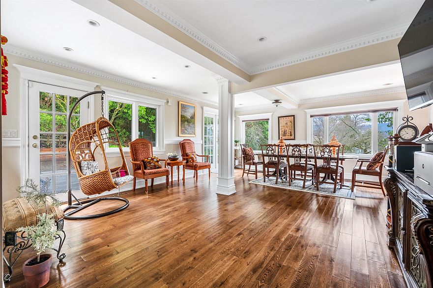 4396 Locarno Crescent