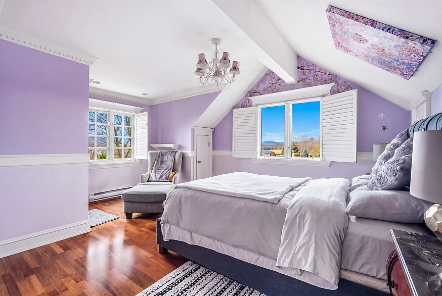 4396 Locarno Crescent
