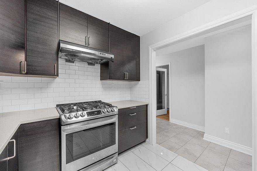 313 5723 Collingwood Street