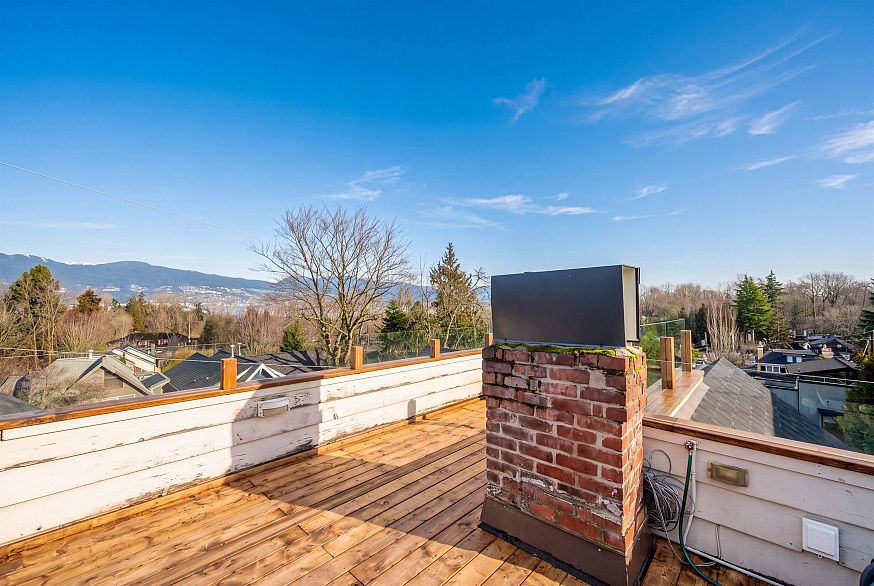 4396 Locarno Crescent
