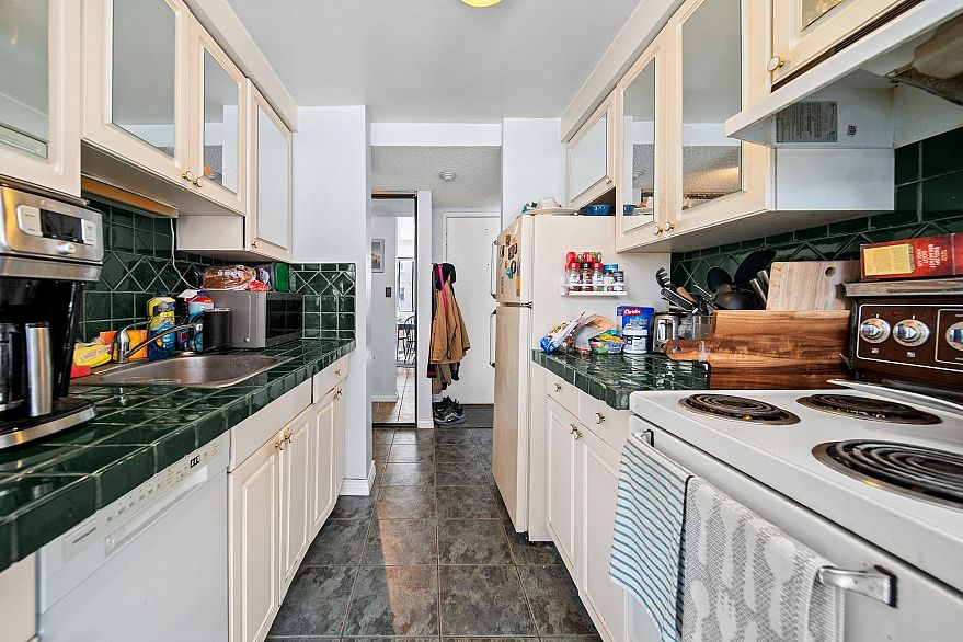 803 1270 Robson Street