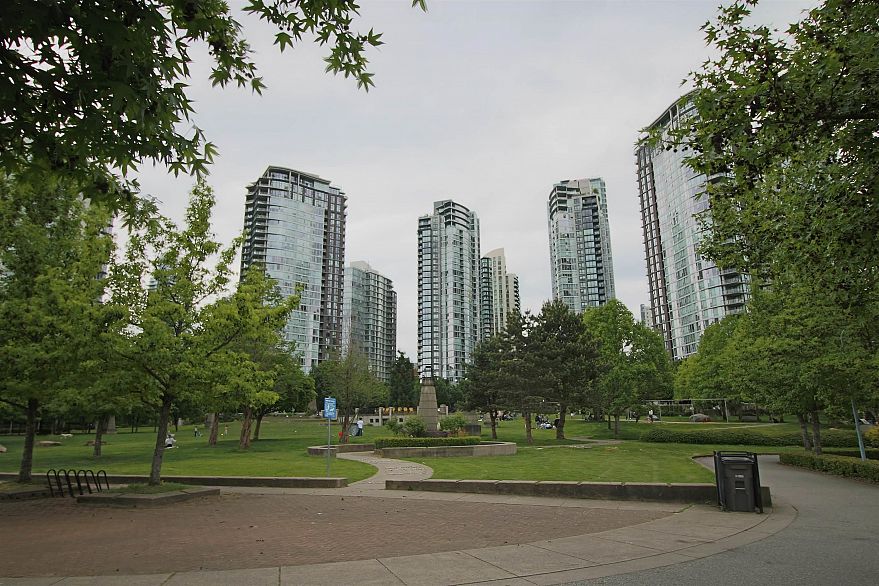 1606 583 Beach Crescent