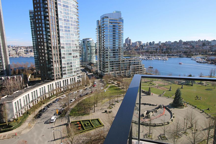 1606 583 Beach Crescent