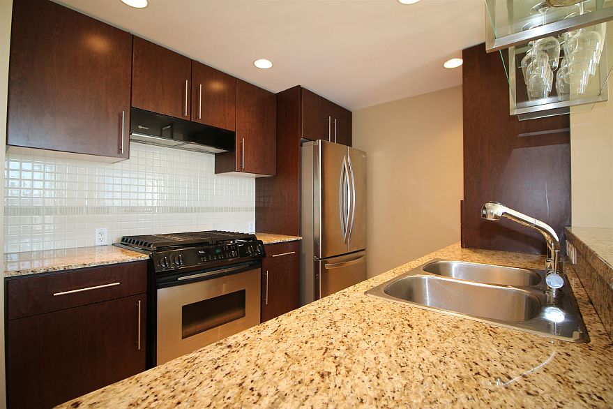 1606 583 Beach Crescent