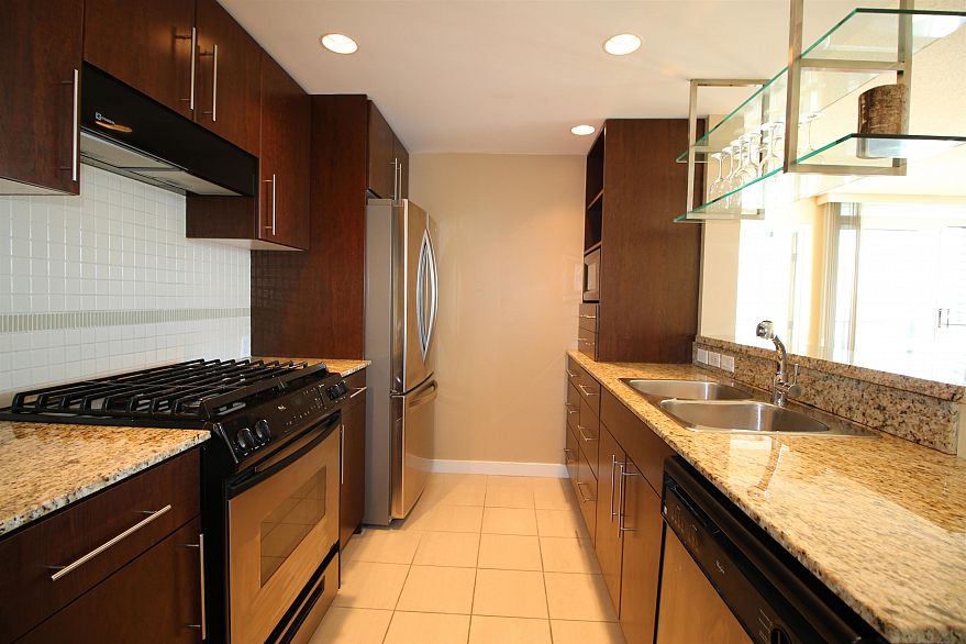1606 583 Beach Crescent