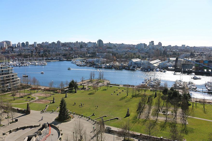 1606 583 Beach Crescent